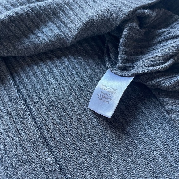 Top. - Picture 3 of 5